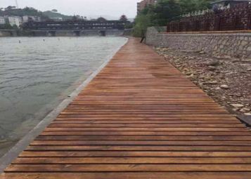 如何避免防腐木地板开裂  　　